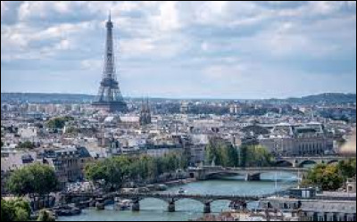 C'est la capitale de la France. C'est un centre mondial de la mode, de la gastronomie, de la culture et de l'art. C'est une ville très visitée qui contient de nombreux monuments célèbres tels que la Tour Eiffel, le Louvre, l'Arc de Triomphe et bien plus encore. De quelle ville s'agit-il ?