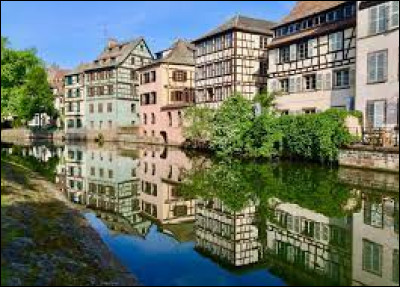 C'est la capitale de la région Alsace-Champagne-Ardenne-Lorraine au nord-est de la France. Elle est située près de la frontière avec l'Allemagne. De quelle ville française s'agit-il ?