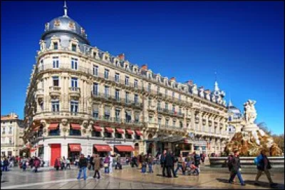 C'est une ville du sud de la France &agrave; environ 10 km de la mer M&eacute;diterran&eacute;e. Cette ville est aussi travers&eacute;e par cinq cours d'eau. De quelle ville s'agit-il ?