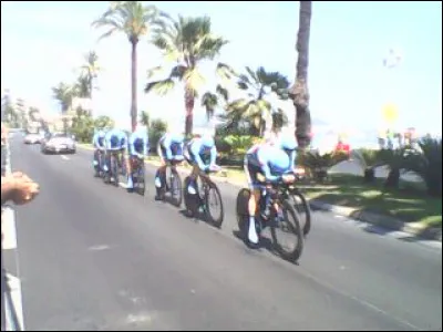 Le coureur cycliste Mathieu van der Poel est le petits-fils de Raymond Poulidor. De quelle nationalité est-il ?