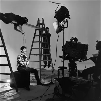 Quelle était cette émission de télévision des années 60 qui enchaînait chansons et sketches ?