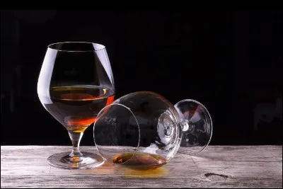 Quel vin de liqueur, fait de cognac et de jus de raisin frais, est une spécialité charentaise ?