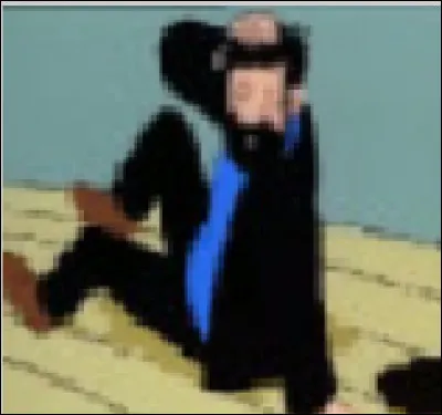 Le capitaine trébuche sur quelque chose, c'est...