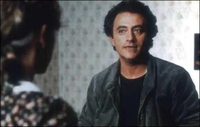 Franck (Bohringer) fait du chantage auprs de son ex-compagne, qui a usurp l'identit, d'une femme auprs de riches exploitants viticoles, suite  un accident de train.