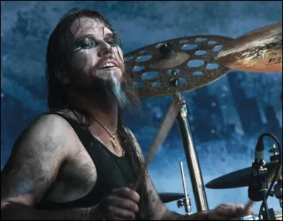 "I wanna penetrate your lips your hips your heart
I wanna do you in the backyard skid row
I wanna love you in your parents bedroom
You look so innocent but you're the devil"
De quelle chanson ces paroles sont-elles extraites ?