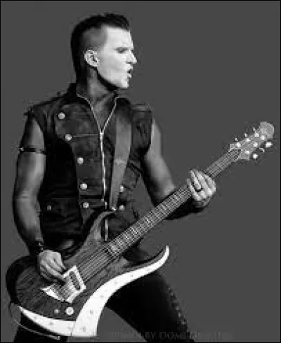 "We're floating in our memory
Through time and space untethered
Time travellers in disguise
May we trip forever"
De quelle chanson ces paroles sont-elles extraites ?