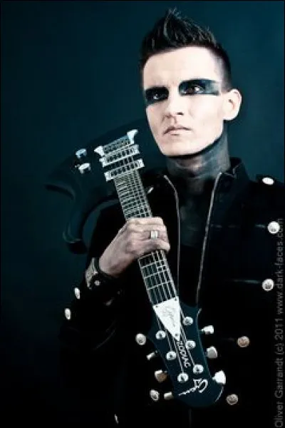 "Follow your God through the opaque mist
Into a heaven that doesn't exist
For there's no place beyond the stars, just the abyss"
De quelle chanson ces paroles sont-elles extraites ?