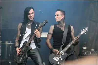 "A deathly white
Are we alive ?
Oh, we are [...]
We've fallen far
Tossed to the stars
So we are [...]"
De quelle chanson ces paroles sont-elles extraites ?