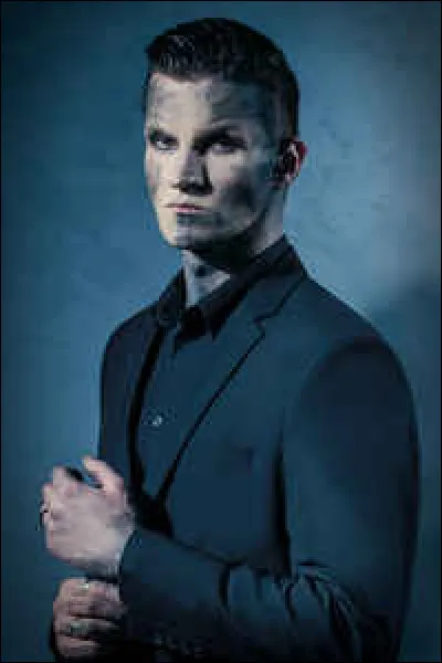 "Hate me forever and ever
The more that you love me
The more it will ever
Kill me forever and ever
The more that life stabs me
The more and the more and the more
The more that I reach out for heaven"
De quelle chanson ces paroles sont-elles extraites ?