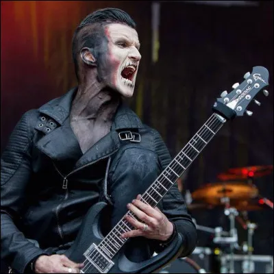 "Recently bereaved
A tourist with no trail
Distant from the sane
That voice repeats a phrase
Does such confusion
Serve to amuse you ?
Change this gruesome tune"
De quelle chanson ces paroles sont-elles extraites ?