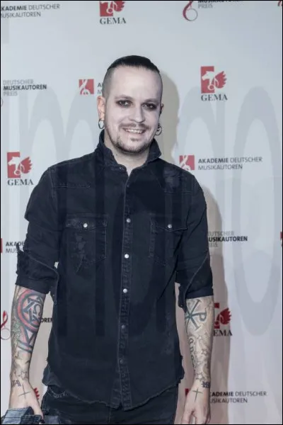 "Who knows
Friend or foe ?
Arms opened wide
Or fists clenched ?"
De quelle chanson ces paroles sont-elles extraites ?