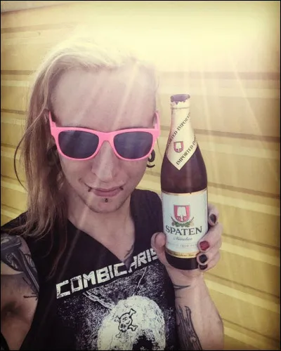 "I'm your final destination
I'm your saviour from the dark
Don't be a fool and sign here with your blood"
De quelle chanson ces paroles sont-elles extraites ?