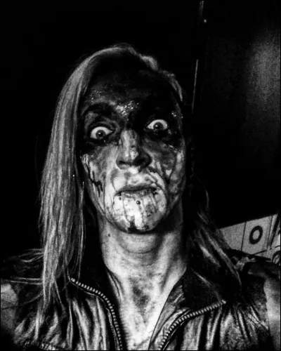 "I'm my my my my
[...]
And I hate the one I follow
The one I follow
And my my my my
[...]
Needs another one to follow
I'm not that hollow"
De quelle chanson ces paroles sont-elles extraites ?