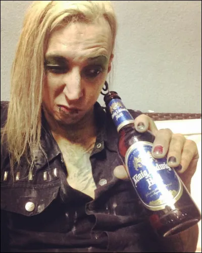 "No one tells what we have to do
We say that no one tells
What is fake or true
We're singing "NO !"
We're singing "NO !""
De quelle chanson ces paroles sont-elles extraites ?