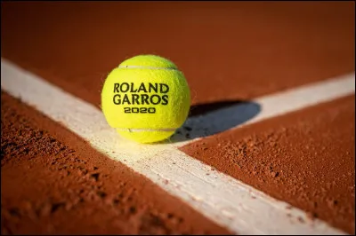 Combien de courts possède le stade Roland-Garros ?