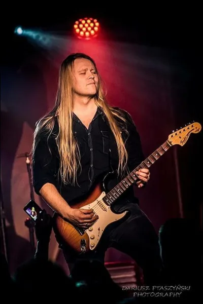 "Há var heiðin,
Hungur og myrkur,
En áfram arkaði.
Löng var leiðin"
De quelle chanson ces paroles sont-elles extraites ?