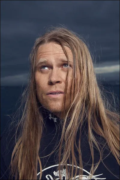 "Sver ég nú og sverðið legg,
Svírann á og sundur hegg.
Jórinn þreyttur, ég er sár.
Jökullinn yfir gnæfir hár"
De quelle chanson ces paroles sont-elles extraites ?