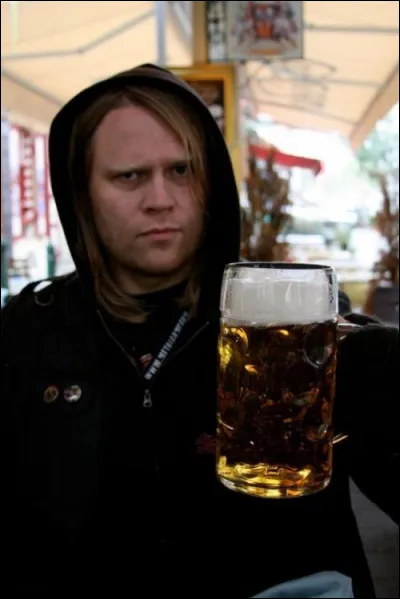 "Valkyrjur sækja vígamenn,
Völlurinn ataður blóði.
Einherja mun þig Óðinn senn
Útnefna, vinurinn góði"
De quelle chanson ces paroles sont-elles extraites ?