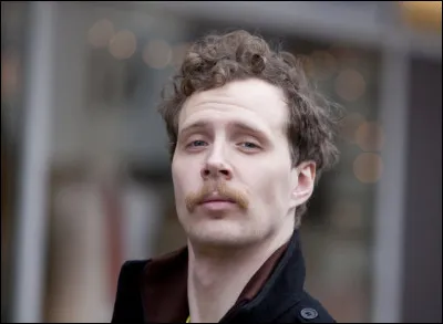 "Reiðskjótinn okkar er reisulegt hross,
Runninn úr Ásgarði er hann.
Skjannahvítt faxið er skínandi foss,
Hann skeiðar við reiðar"
De quelle chanson ces paroles sont-elles extraites ?