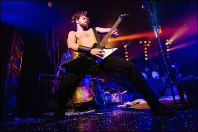 "Hilmar, Hilmar,
Hrein eru viðbrögð og snörp.
Hilmar, Hilmar,
Hugsunin rökrétt og skörp.
Hilmar, Hilmar,
Hugrekki fékkstu í arf.
Hilmar, Hilmar,
Hefur þú duginn sem þarf ?
De quelle chanson ces paroles sont-elles extraites ?