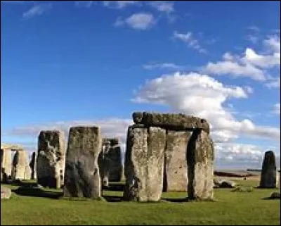 Dans quel film Stonehenge seffondre-t-il suite à la maladresse dun conducteur ?
