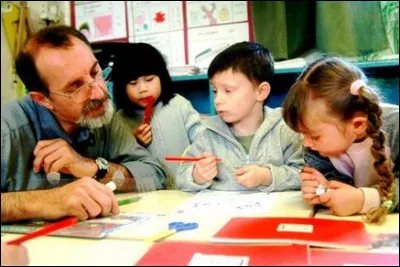 Le documentaire "Être et avoir" sera un énorme succès public en 2002. Il montre la relation éducative entre les enfants et leur instituteur. Qui en est l'auteur ?