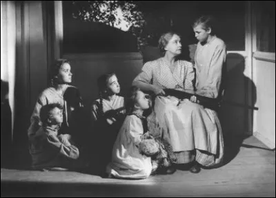 Quel est le titre de ce film de 1955 racontant l'histoire d'un prédateur spécialisé dans les épousailles de veuves pour les détrousser ?