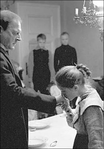 Ce film raconte, en 1913, l'éducation rigoriste d'un pasteur, infligeant aux enfants des punitions corporelles et des sévices. Il contraint les aînés à porter un ruban blanc, symbole de pureté et d'innocence. Qui est le réalisateur de ce film tragique, Palme d'or à Cannes en 2009 ?