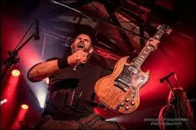 "Snjóar óðum á snjáðan veg,
Snögg er Þórunn og vörpuleg.
Snjóar, hvernig sem snýrðu þér,
Snarlega yfir fljótið fer"
De quelle chanson ces paroles sont-elles extraites ?