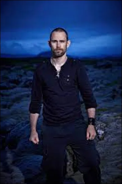 "Eldraun Auðna þessa þreytti,
Þórunn með sitt sverð og skjöld.
Nóttin til hins betra breytti,
Blóðgaði hún drýslafjöld"
De quelle chanson ces paroles sont-elles extraites ?