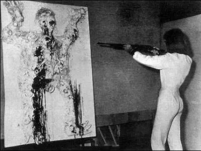 Avec quelle arme faisait-elle trouer les poches de peinture qui dgoulinaient aprs la percution ?