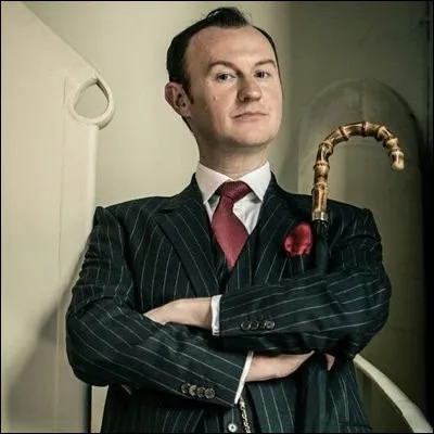 Grand homme de pouvoir britannique, il surveille constamment son petit frère mais n'ose pas dire qu'il se fait du soucis pour lui. Qui est-il ?