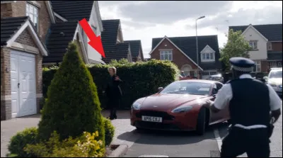 Qui est cette femme âgée qui conduit des voitures de luxe ?