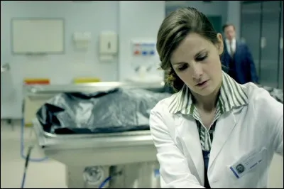 Elle travaille à la morgue en temps que médecin légiste. Qui est-elle ?