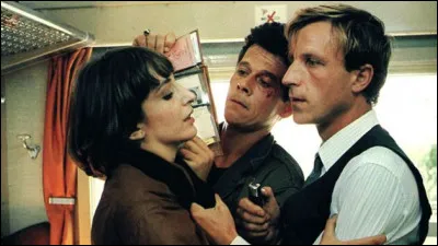 Dans le train Paris-Lille, trois hommes agressent un jeune Arabe, avant de le défenestrer. Une jeune femme est témoin du meurtre. Quel est ce film, sorti en 1984 ?