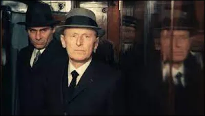 Dans "le Cercle Rouge", un malfrat du nom de Vogel est escorté par le commissaire Mattei (Bourvil) de Marseille à Paris par le train de nuit. Vogel réussit à s'évader par la fenêtre du train en marche. Quel acteur incarne Vogel ?