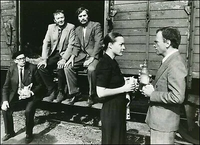 "Le train", film inspiré du roman de Simenon, se déroule dans les Ardennes en mai 1940 : c'est l'exode et Julien Maroyeur, réparateur de postes de radio, part avec sa femme Monique et leur petite fille. Dans le train bondé, il fait la connaissance d'Anna, une Allemande juive (Romy Schneider). Qui est le réalisateur ?