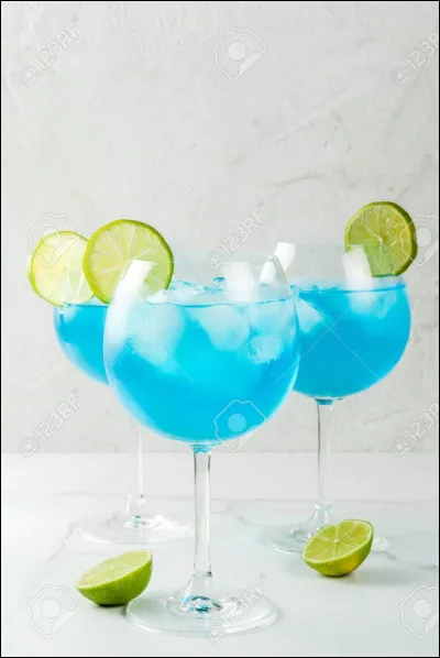 Quel alcool parfumé à base d'écorces d'oranges est originaire des Antilles  ?