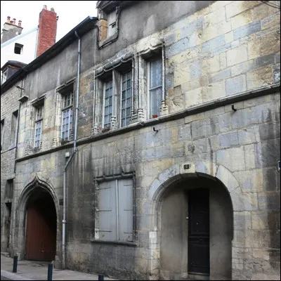 Quelle pr&eacute;fecture de Bourgogne-Franche-Comt&eacute;, immortalis&eacute;e par Jacques Brel, poss&egrave;de un important patrimoine b&acirc;ti, dont les H&ocirc;tels de Mongenet et Baressols ?