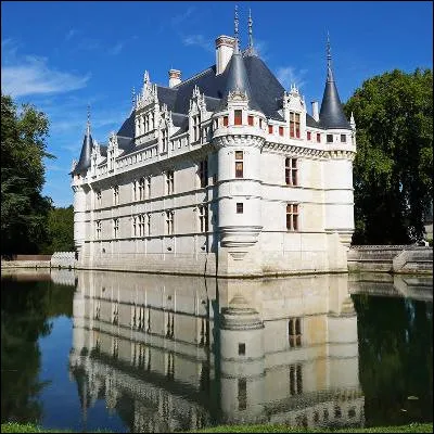 Quel ch&acirc;teau de la Loire, d&eacute;crit par Balzac comme un diamant taill&eacute; &agrave; facettes serti par l�Indre, a &eacute;t&eacute; b&acirc;ti sur une &icirc;le de l�Indre en 1523 ?