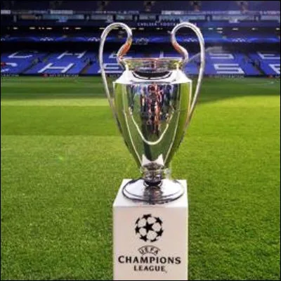 Quel entra&icirc;neur de football, qui a remport&eacute; quatre troph&eacute;es europ&eacute;ens, est surnomm&eacute; le Special One ?