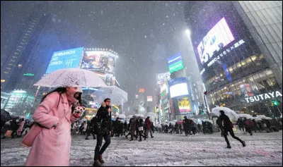 Le verbe "naru", devenir, est souvent utilisé en japonais dans des phrases exprimant un changement. Ces changements peuvent être de l'ordre de ce qu'on va faire plus tard, par exemple devenir chirurgien, ou encore un changement constaté comme pour dire qu'il s'est rafraîchi. Quelle particule enclitique est souvent utilisée lorsqu'un objet se rattache à "naru" ?