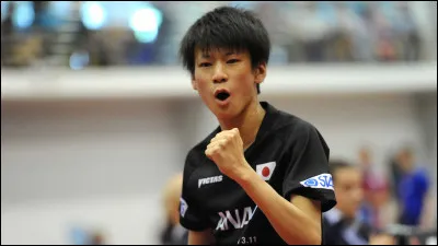 Pour pouvoir exprimer la capacité autrement qu'avec les adjectifs "joozu", "heta", ou "tokui", les Japonais ont également une forme verbale pour cela. Pour l'obtenir, il faut remplacer le -u final par -eru, ce qui donne yomeru pour yomu, par exemple : pouvoir lire. Quelle est la forme potentielle (commune) de "suru" ?