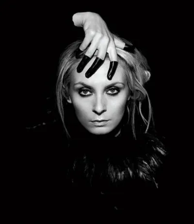 Complétez : 
"Í deyðadjúpu... ?"