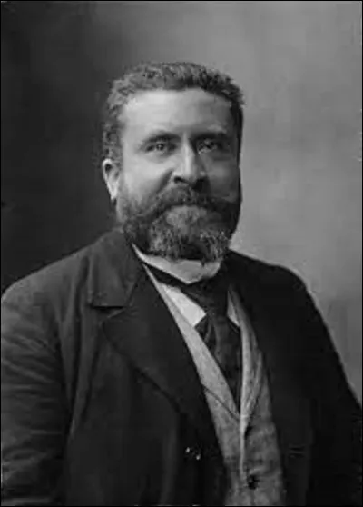 31 juillet 1914 : 
Ils ont tué Jaurès ! Il est 21 h 40 mn, Jean Jaurès dîne au café du Croissant, rue Montmartre, à deux pas de son journal L'Humanité. Soudain deux coups de feu retentissent. Jaurès, atteint à la tête s'écroule. Son assassin un nommé Raoul vilain, jeune nationaliste d'extrême droite, est arrêté. Jugé en 1919, quelle sera sa sentence ?