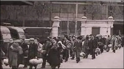 17 juillet 1942 : 
En fin de journée, combien de personnes, environ, sont emprisonnées dans le camp de Drancy ou dans le vélodrome d'hiver, le ''vel' d'Hiv'', pour être déportés dans le camp de concentration d'Auschwitz-Birkenau ?