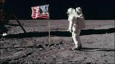 20 juillet 1969 : 
On a marché sur la Lune. À 20h 17 mn, le module Eagle de la mission Apollo 11 se pose sur la Lune. Dans la nuit, le capitaine de l'expédition, devient le premier à fouler le sol lunaire et lâche cette phrase historique ''Un petit pas pour l'homme, un grand pas pour l'humanité''. De qui sont ces propos ?