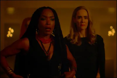 Les histoires montrées dans cette série sont issues de tous les horizons mais ont tous un point commun : l'horreur. Quelle est cette série ?