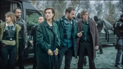 Un policier se retrouve à enquêter sur des meurtres ressemblant à ceux d'une meurtrière en prison. Quelle est cette série ?