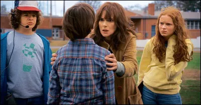 Un groupe de jeunes doit affronter des créatures venant d'un autre monde. Quelle est cette série ?